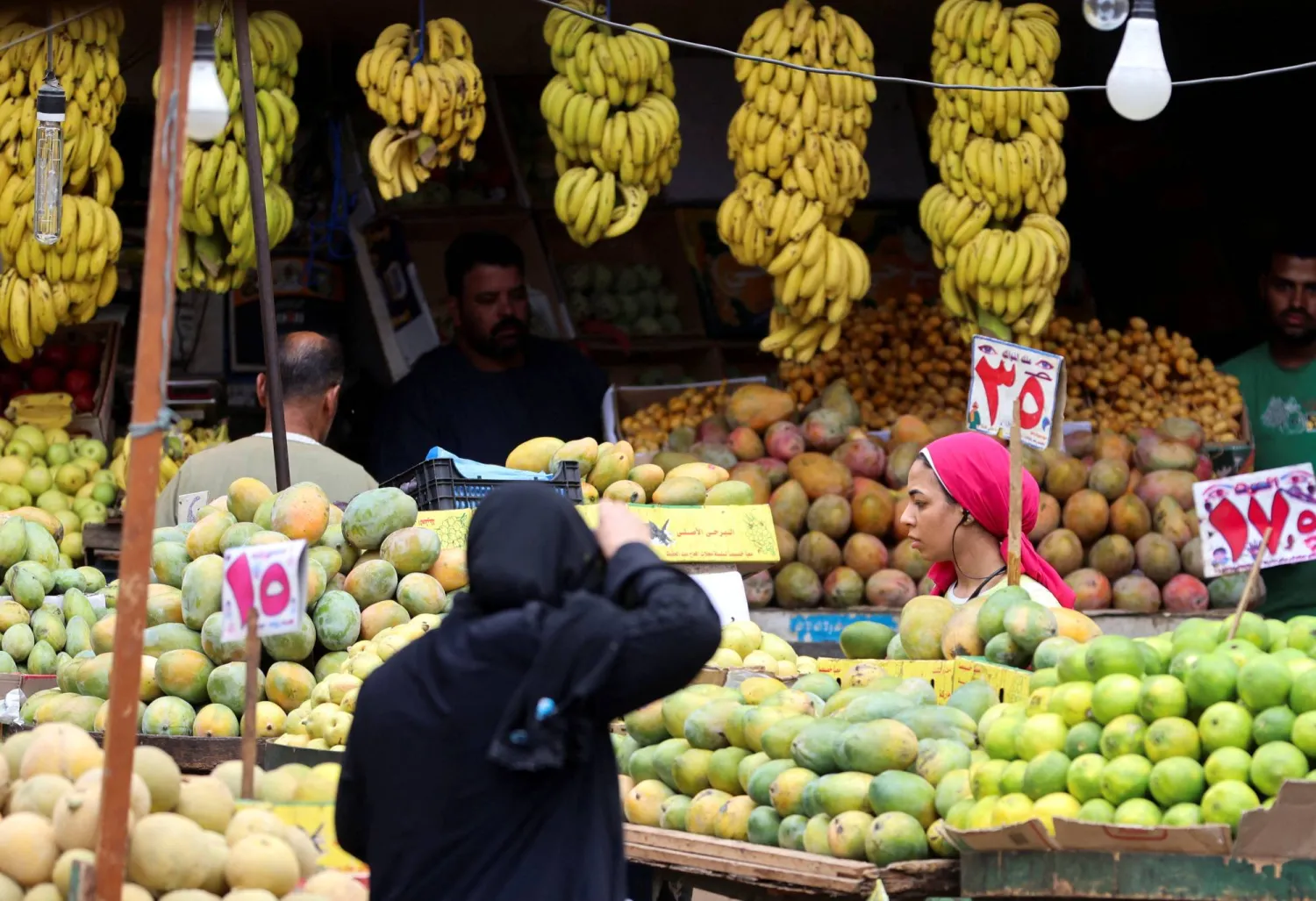 امرأة تتسوق في سوق بالقاهرة (رويترز)