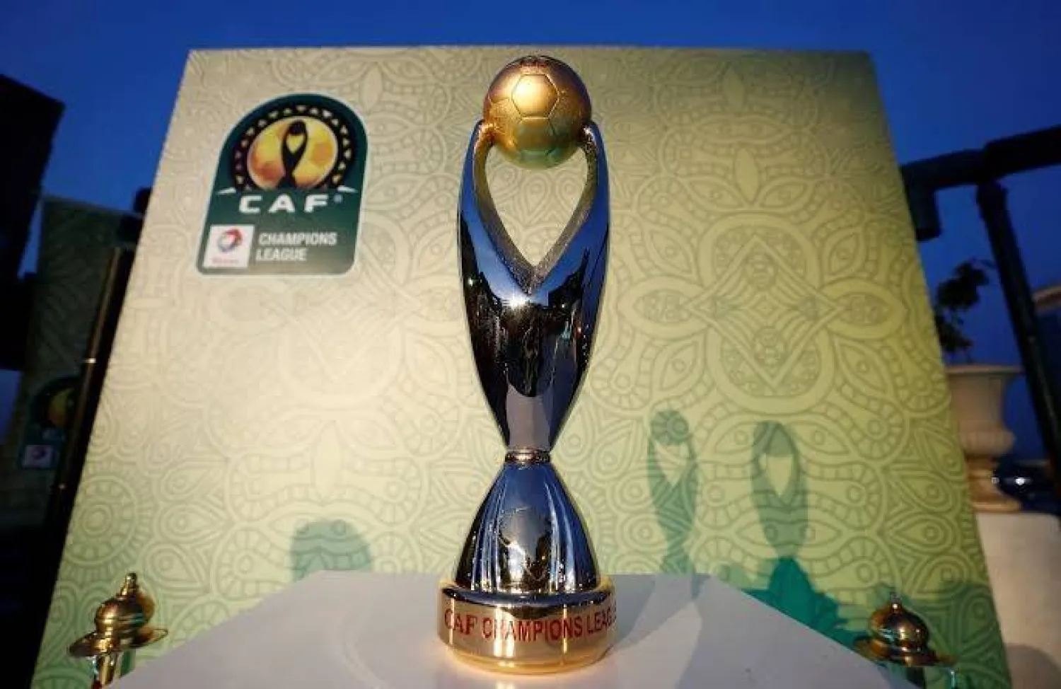 أعلن «كاف» الاثنين أن «كأس السوبر» بين بطلي القارة للأندية سيقام بجنوب أفريقيا في نوفمبر (رويترز)