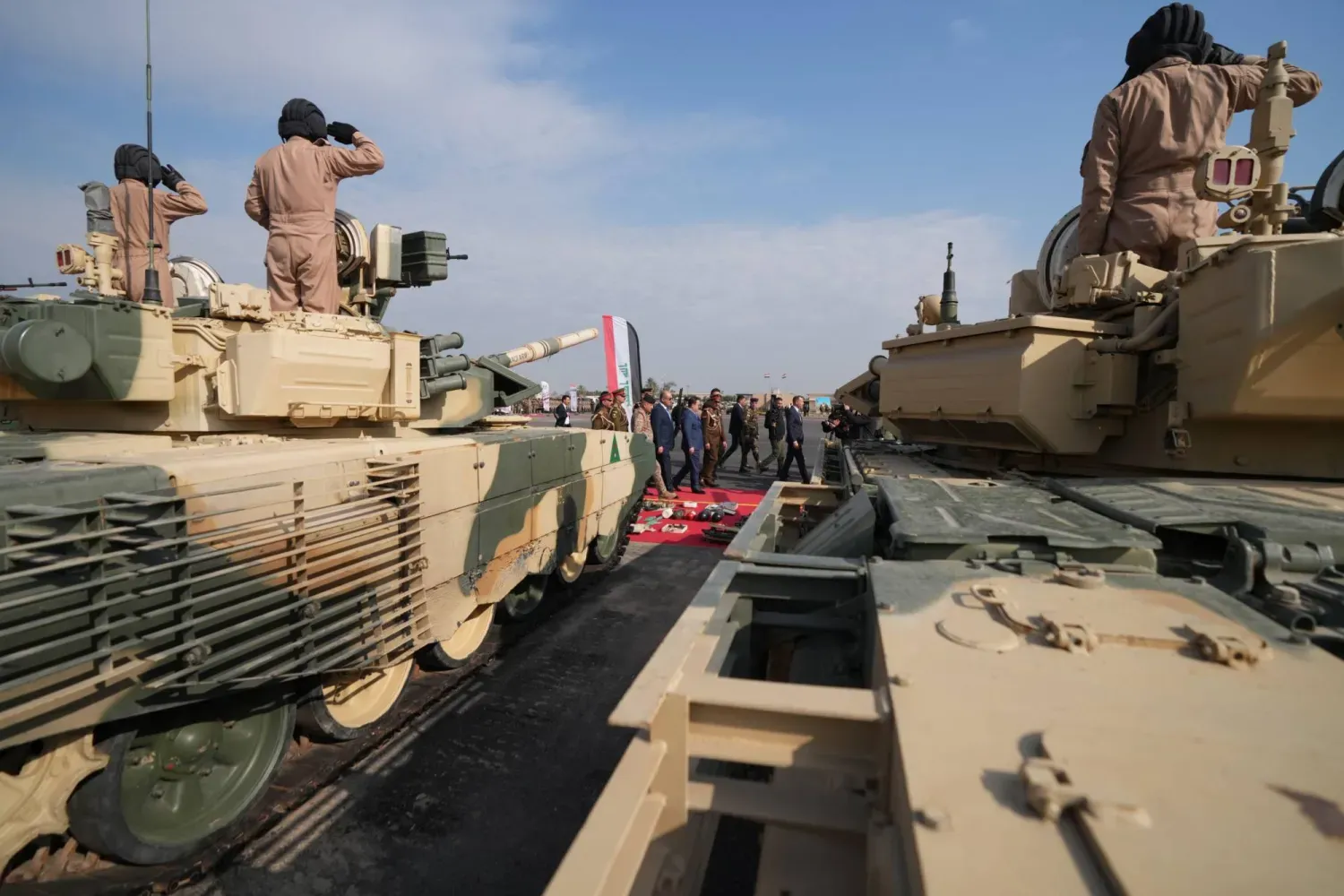 Irak ordusu, Amerikan yapımı Abrams tanklarıyla bir geçit töreninde (Arşiv-Irak Başbakanlık Ofisi)