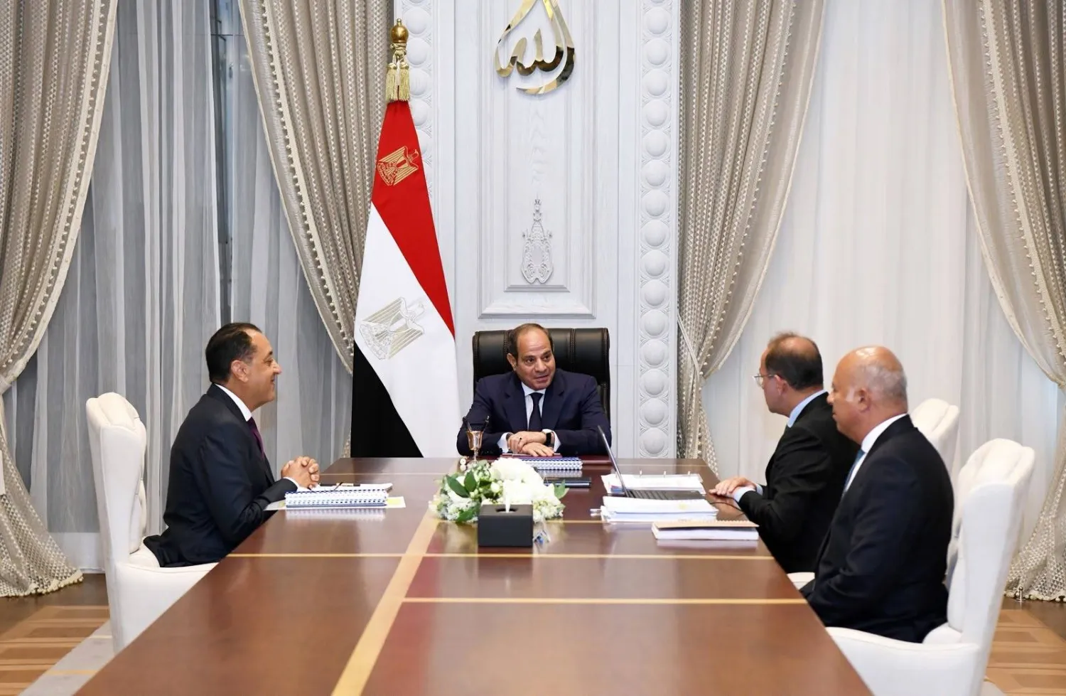 السيسي خلال استقباله رئيس الوزراء ووزير المالية بحضور المتحدث الرسمي للرئاسة (رئاسة الجمهورية)
