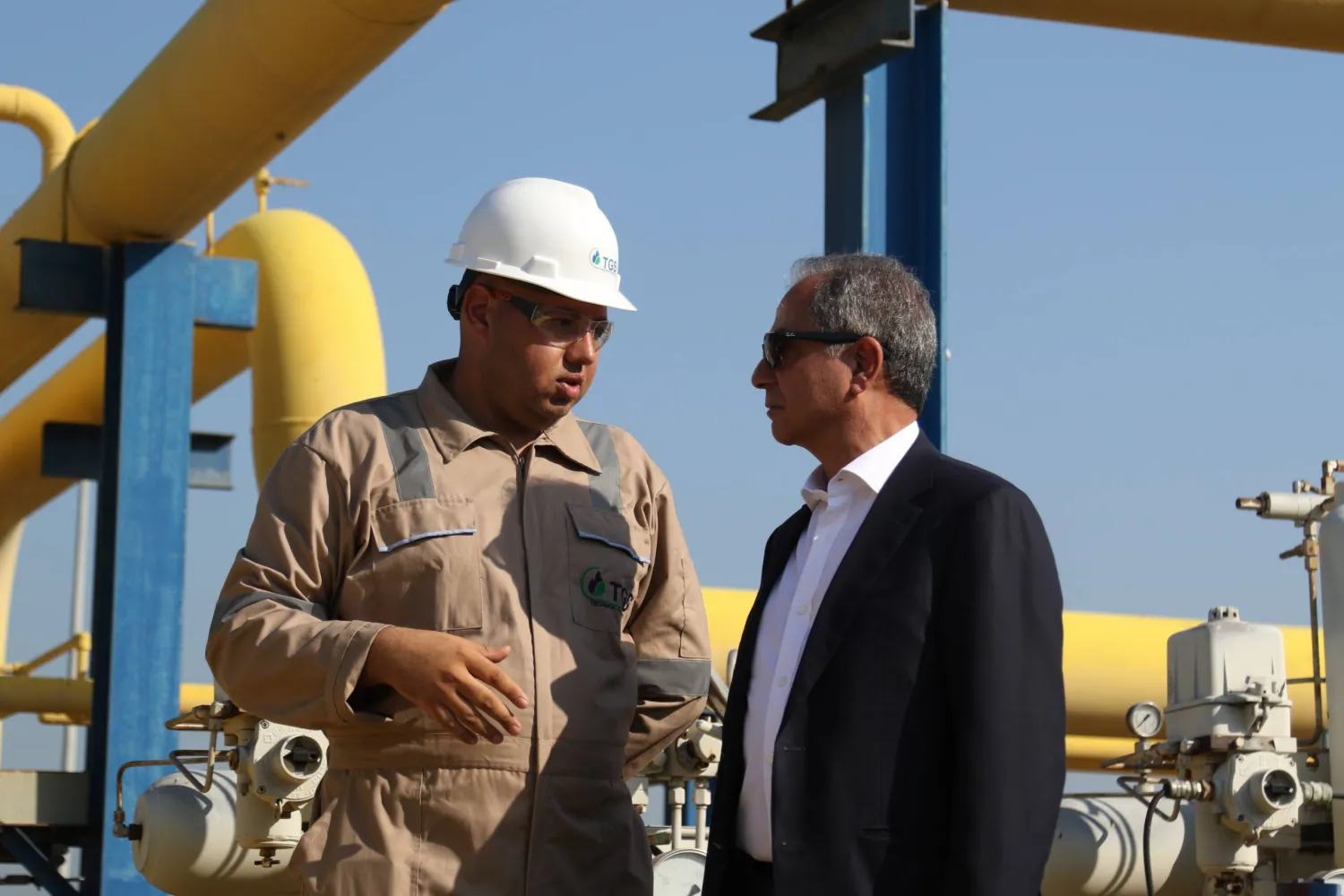 الوزير صدي يجول على المنشآت النفطية (وكالة الأنباء المركزية)