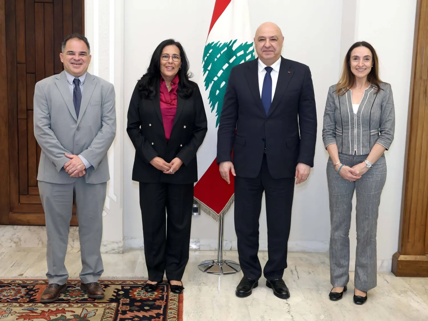 الرئيس جوزيف عون مستقبلاً المديرة الإقليمية لدائرة الشرق الأوسط في البنك الدولي داليا خليفة والوفد المرافق (الرئاسة اللبنانية)
