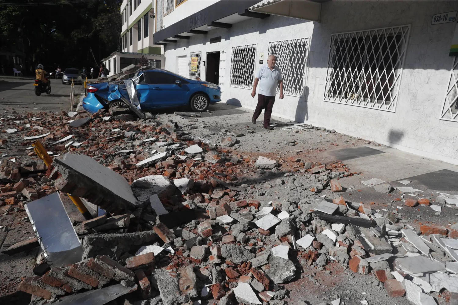 A vehicle damaged by a collapsed wall is seen following an earthquake in Cali, Colombia, 10 August 2026.  EPA/ERNESTO GUZMAN