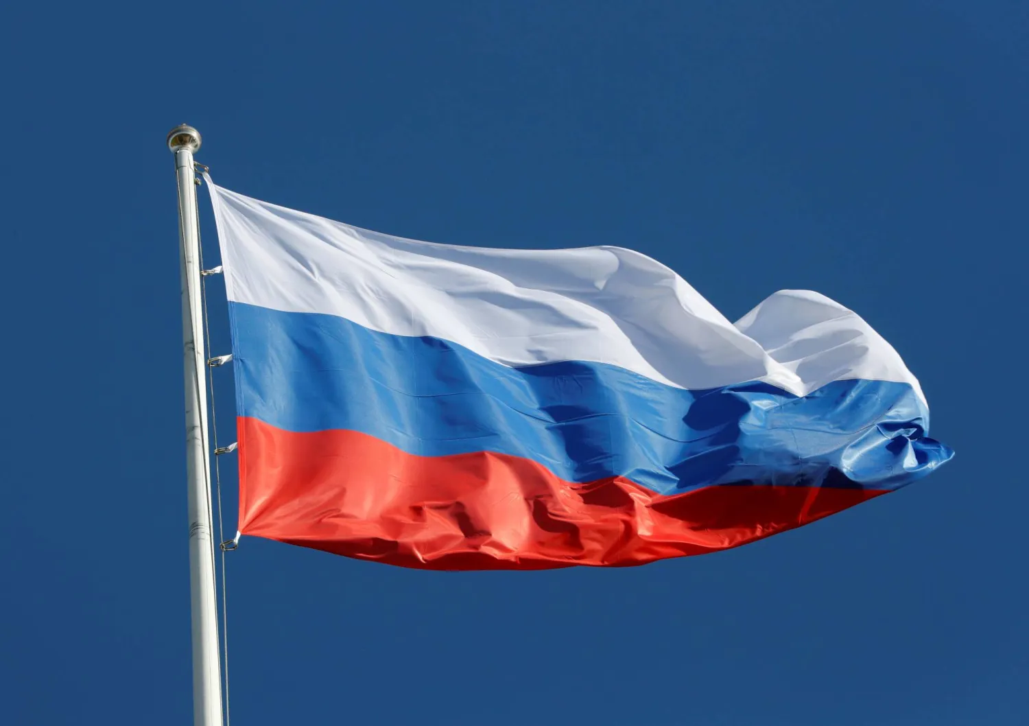 A view shows the state flag of Russia before a meeting of Russian President Vladimir Putin with French President Emmanuel Macron in St. Petersburg, Russia May 24, 2018. (Reuters)
