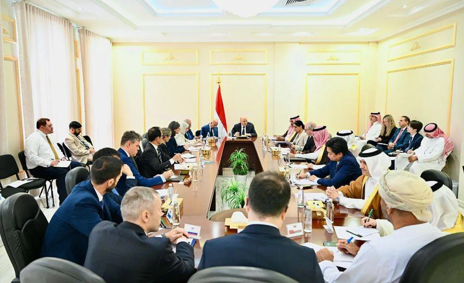 العليمي مجتمعاً في الرياض مع سفراء الدول الراعية للعملية السياسية في اليمن (إعلام حكومي)