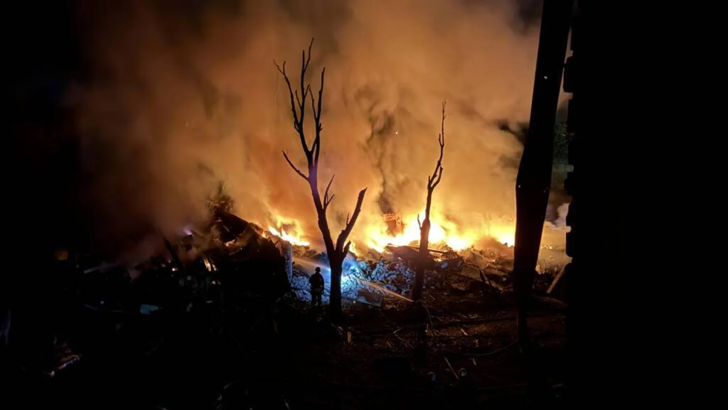 An Ukrainian rescuer works at the site of a Russian strike in Zaporizhzhia on August 11, 2026, amid the Russian invasion of Ukraine. Darya NAZAROVA / AFP
