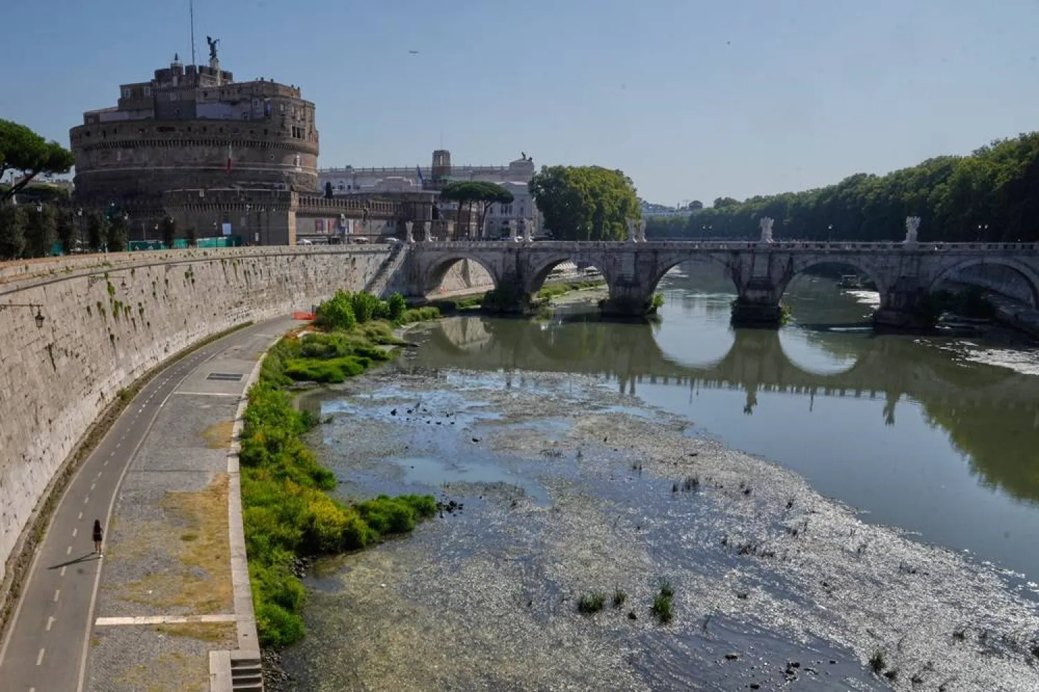  Castel Sant'Angelo, at background right, towers over the Tiber River, which has reached a low water level after several months without rain, in Rome, Tuesday, Aug. 11, 2026. (AP) 