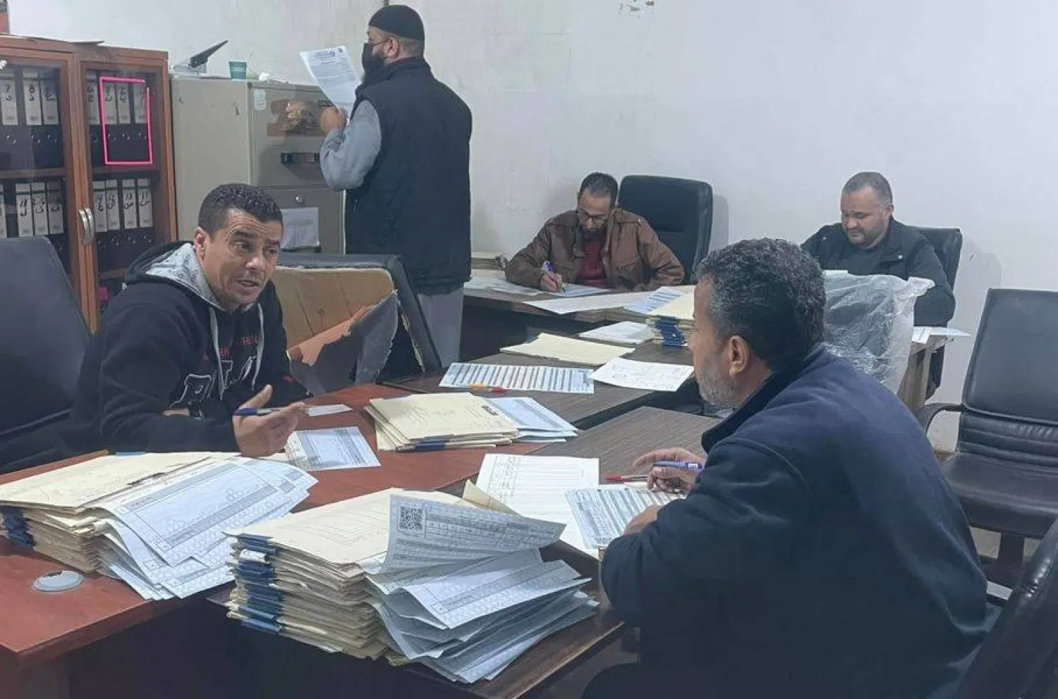 موظفون في مكتب سجل مدني الهضبة بالعاصمة الليبية طرابلس (الصفحة الرسمية للمكتب)