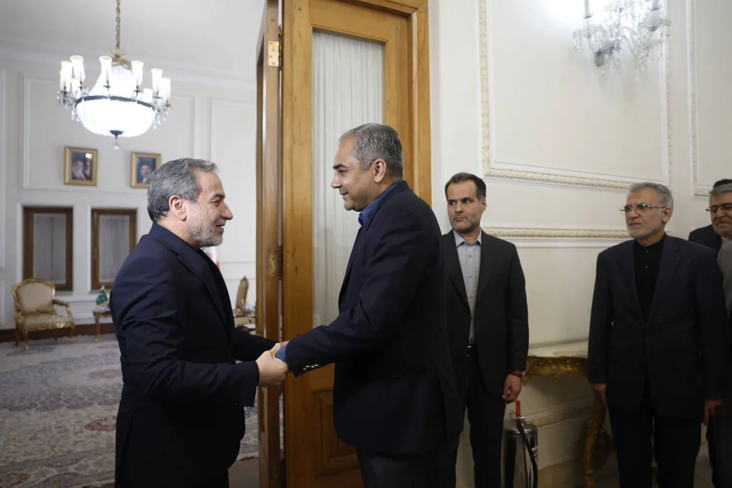 وزير الخارجية الإيراني عباس عراقجي يستقبل وزير الداخلية الباكستاني محسن نقوي في طهران السبت (إ.ب.أ)