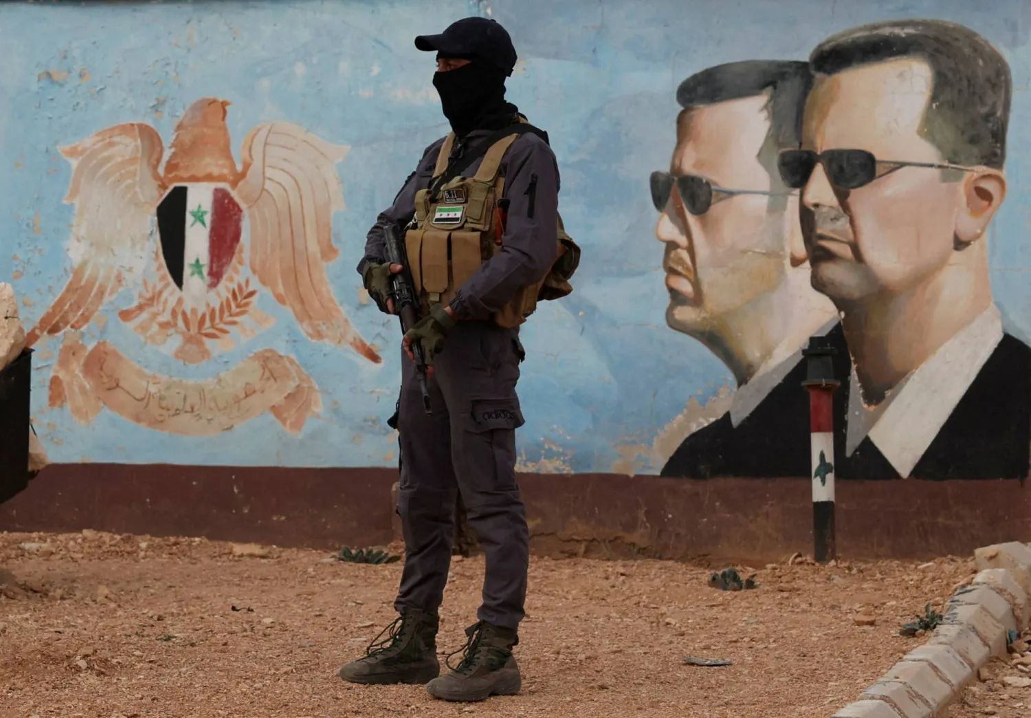 صورة للرئيس السوري المخلوع بشار الأسد في مقر الفرقة الرابعة بدمشق (أرشيفية- رويترز)