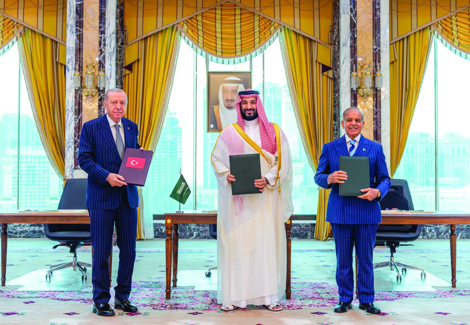 الأمير محمد بن سلمان يتوسط الرئيس إردوغان ورئيس الوزراء شهباز شريف بعد توقيع «اتفاقية مكة للدفاع المشترك» (واس)