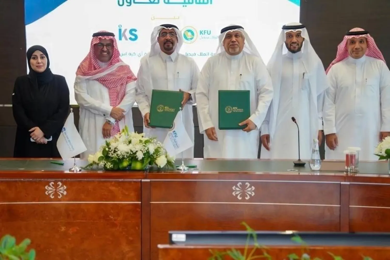 رئيس جامعة الملك فيصل الدكتور عادل أبو زنادة مع ممثلي الشركة بعد توقيع الاتفاقية (واس)