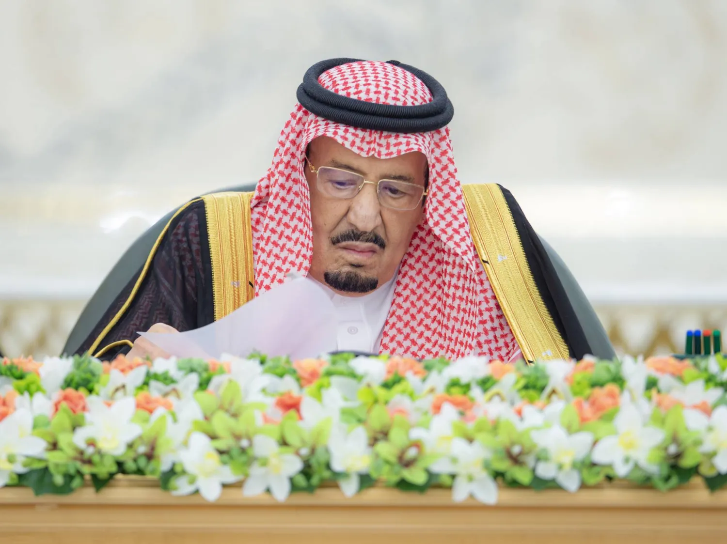 خادم الحرمين الشريفين الملك سلمان بن عبد العزيز مترئساً جلسة مجلس الوزراء في جدة الثلاثاء (واس)