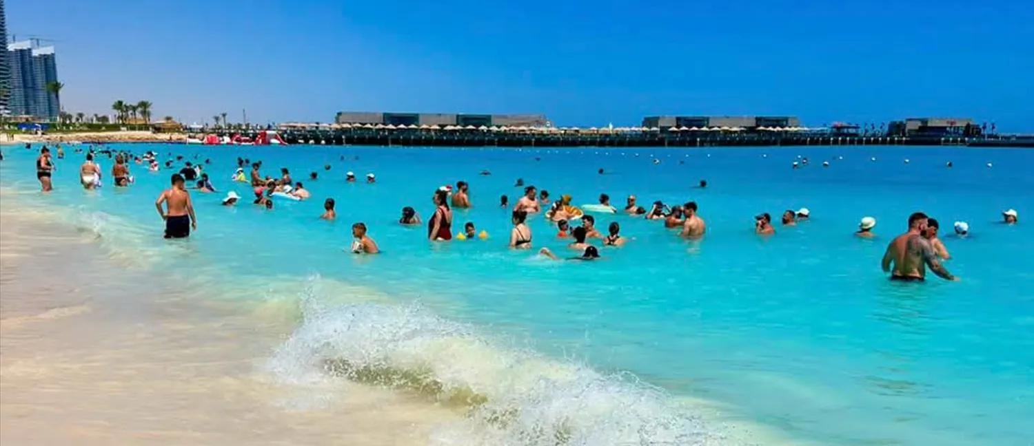 شواطئ العلمين تجتذب العديد من السائحين (مدينة العلمين الجديدة)