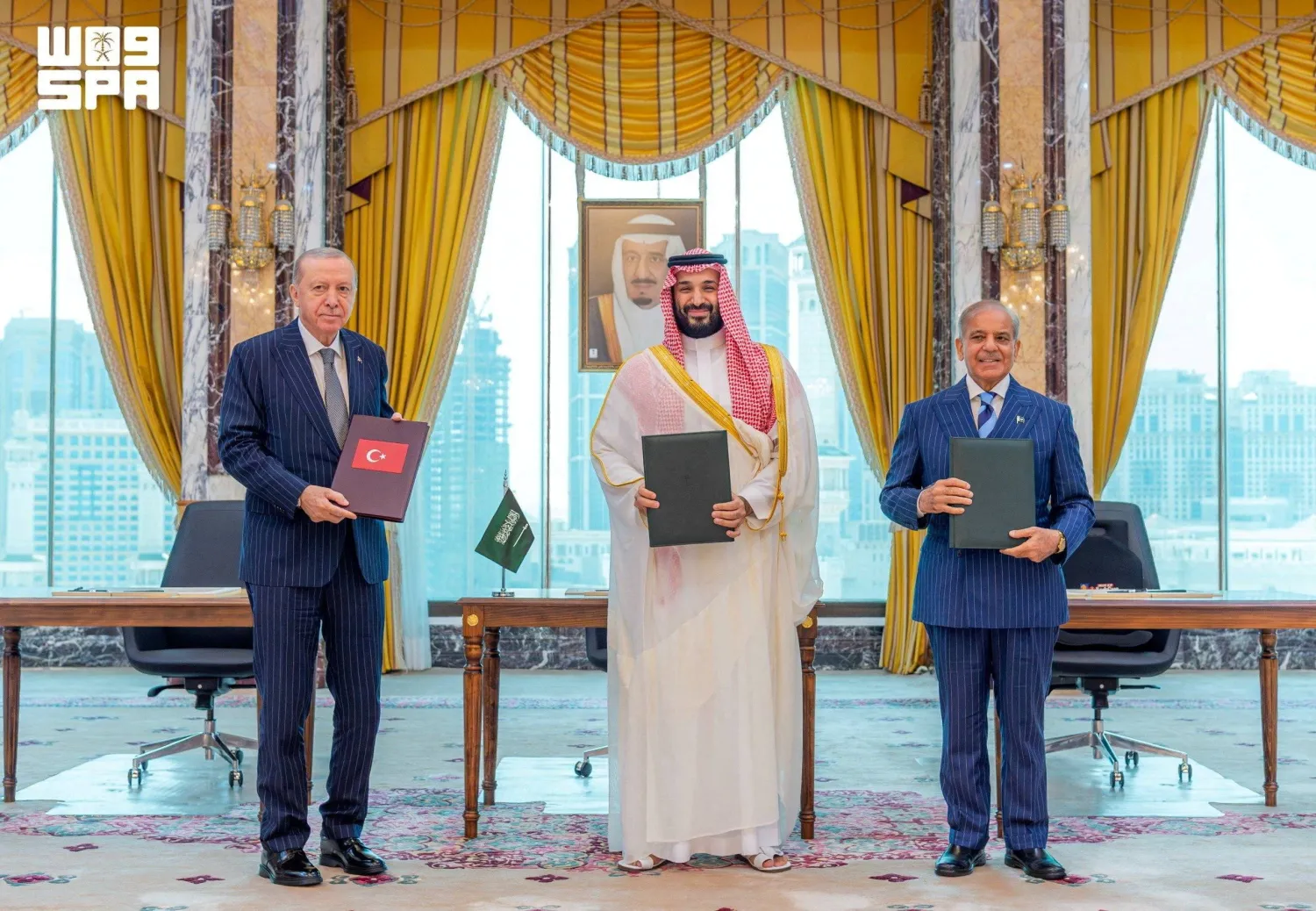 Turkish President Recep Tayyip Erdogan, Prince Mohammed bin Salman, Saudi Crown Prince and Prime Minister, and Pakistani Prime Minister Shehbaz Sharif pose after signing the joint defense agreement in Makkah, Saudi Arabia, August 7, 2026. (SPA) 