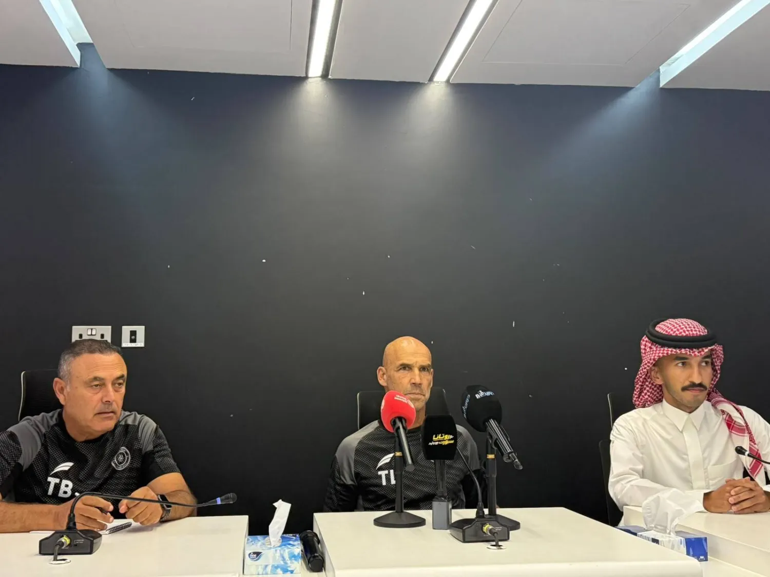 الألماني توماس ليتش مدرب فريق الشباب خلال المؤتمر الصحافي قبل مواجهة القادسية (الشرق الأوسط)