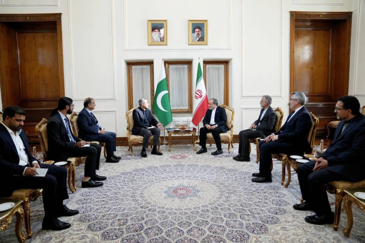 وزير الخارجية الإيراني عباس عراقجي يستقبل وزير الداخلية الباكستاني محسن نقوي في طهران اليوم (الخارجية الإيرانية)
