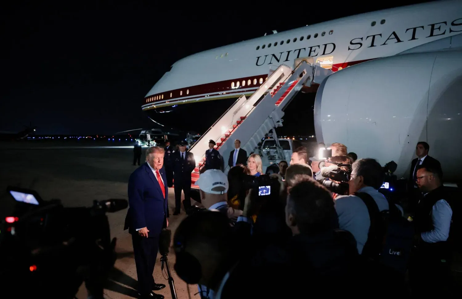 Trump, Maryland'deki Andrews Hava Kuvvetleri Üssü'nde gazetecilere açıklama yapıyor (Reuters)