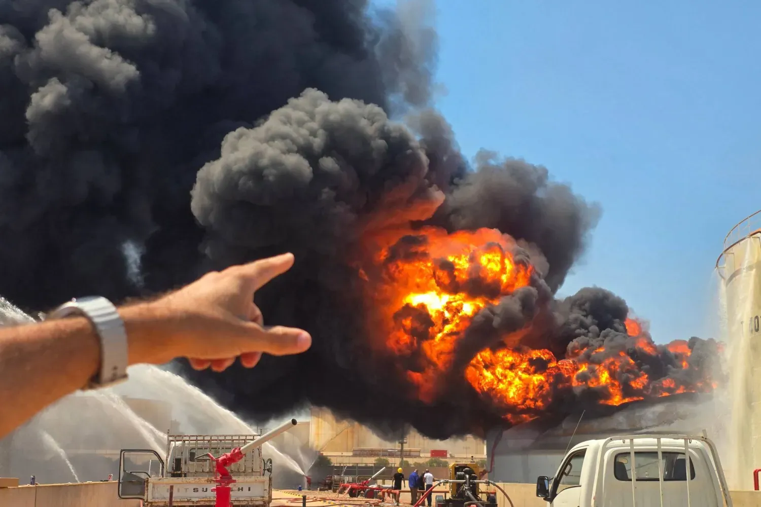 Libya'nın Zaviye kentindeki rafineride İHA saldırısı sonucu büyük bir yangın çıktı (AFP)