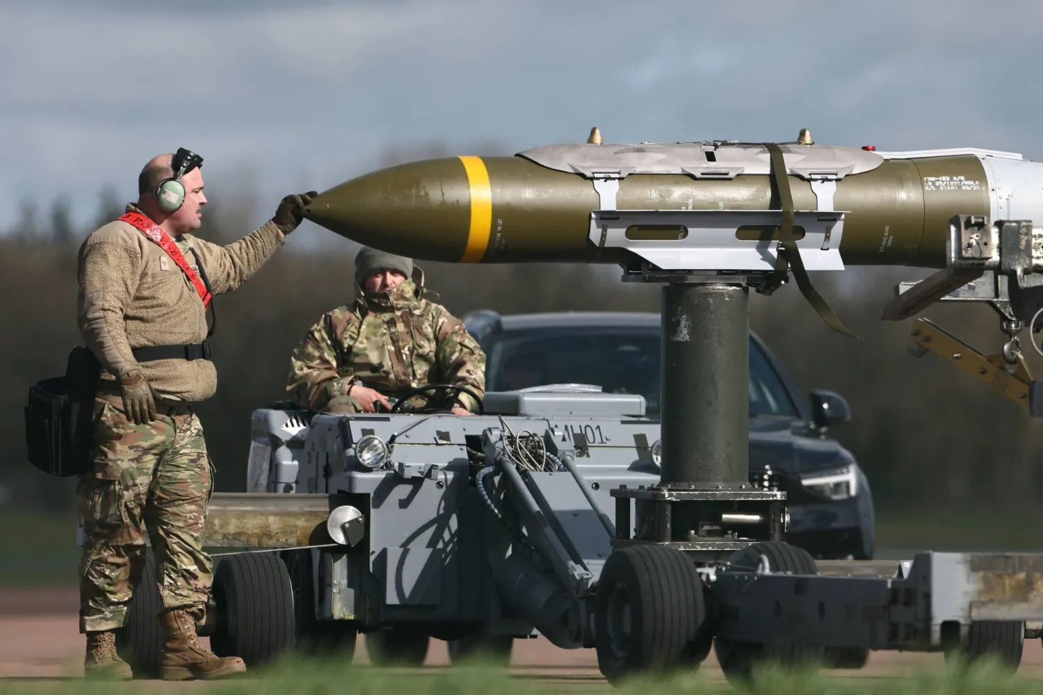 أفراد من الجيش الأميركي يُزيلون ذخائر من قاذفة قنابل من طراز B-1 لانسر في قاعدة فيرفورد الجوية التابعة لسلاح الجو الملكي البريطاني (أرشيفية - أ.ف.ب)