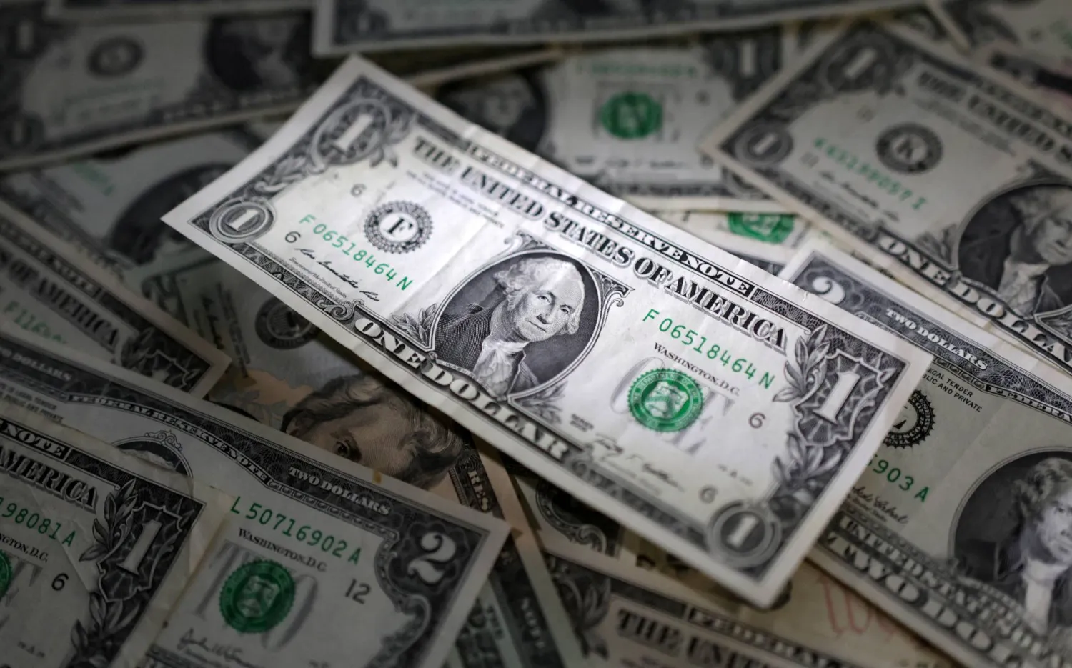 أوراق نقدية من الدولار الأميركي (رويترز)