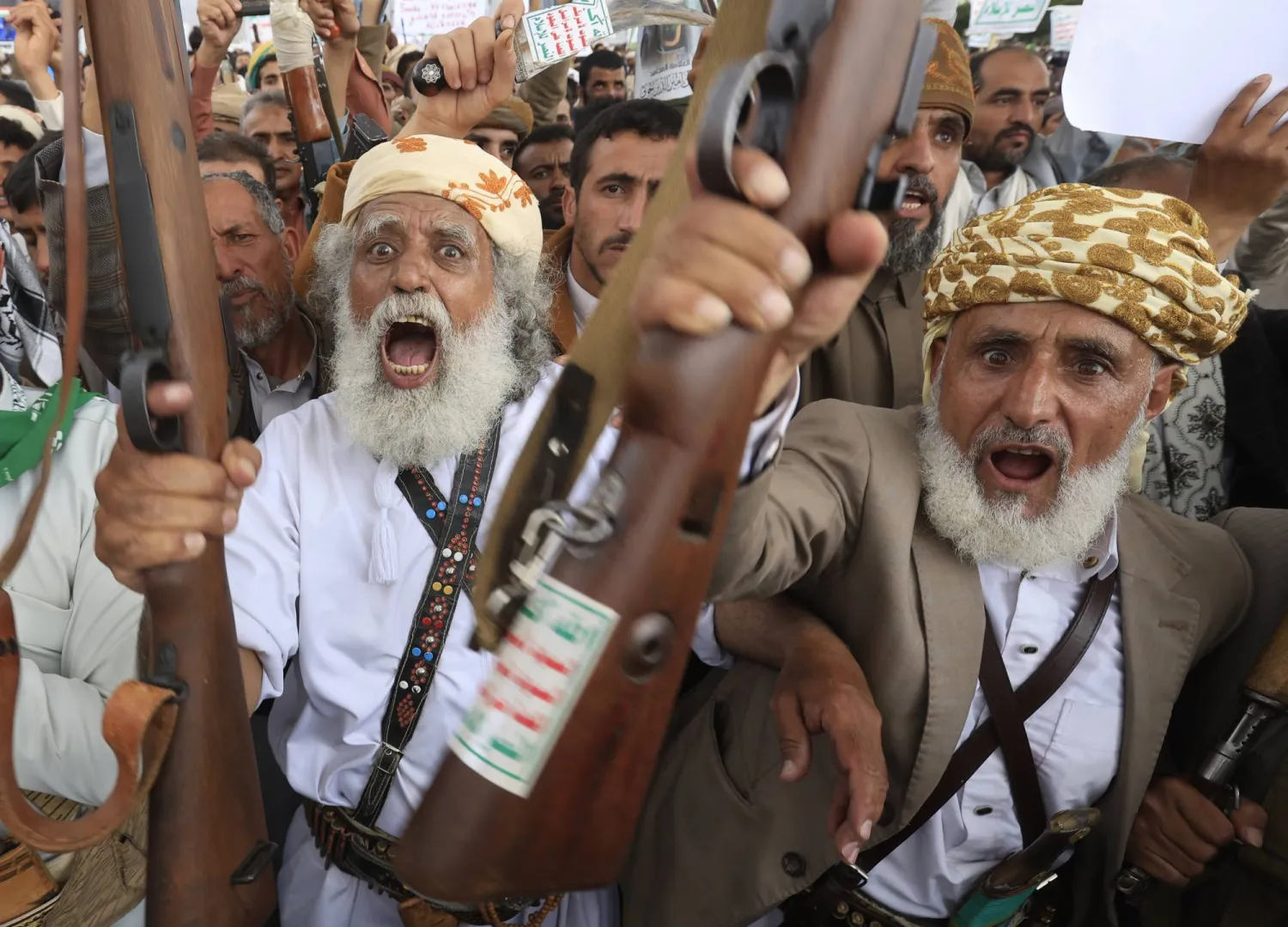 موالون للجماعة الحوثية خلال حشد في صنعاء (إ.ب.أ)