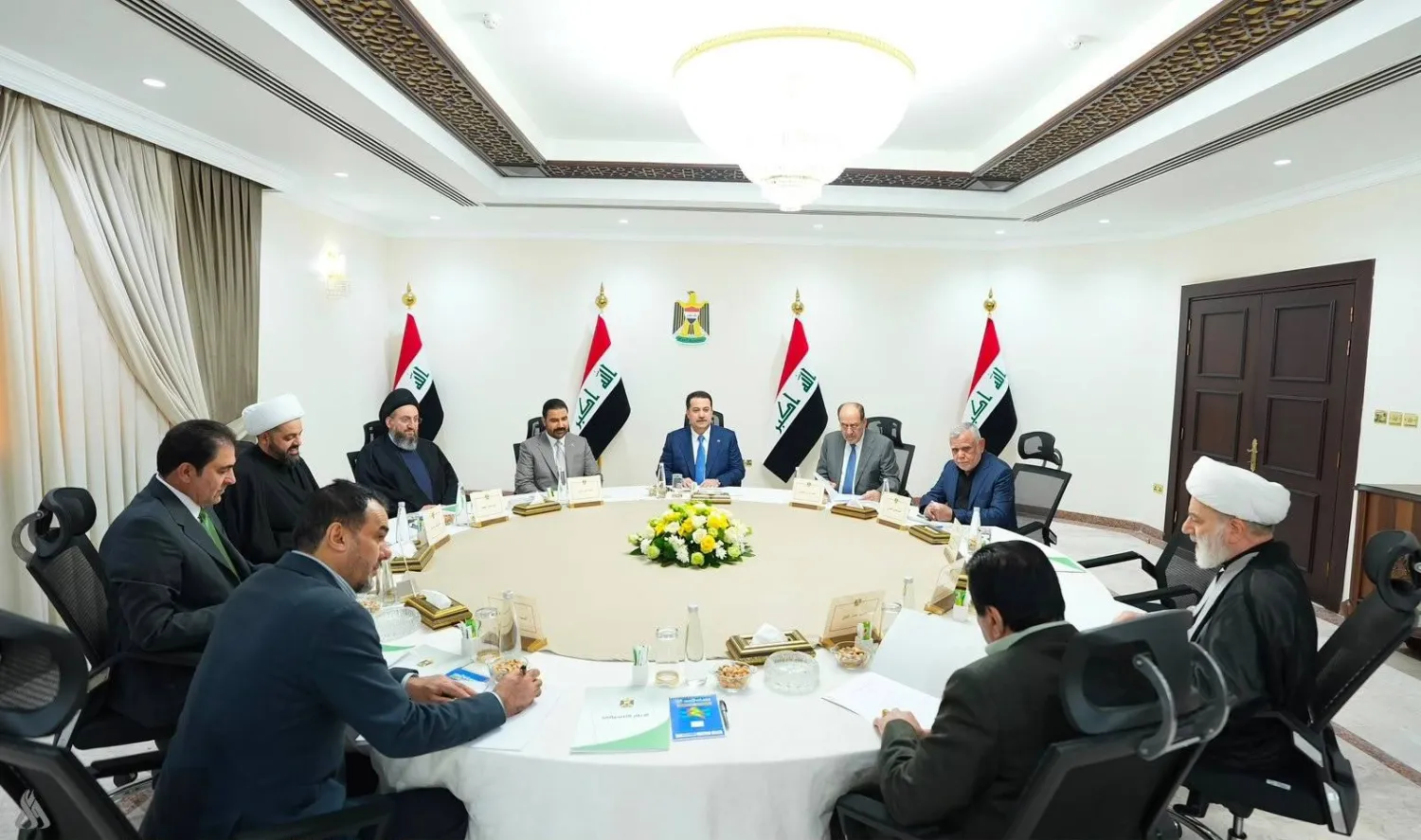 رئيس الحكومة العراقية علي الزيدي خلال حضوره اجتماع «الإطار التنسيقي» في بغداد (واع)