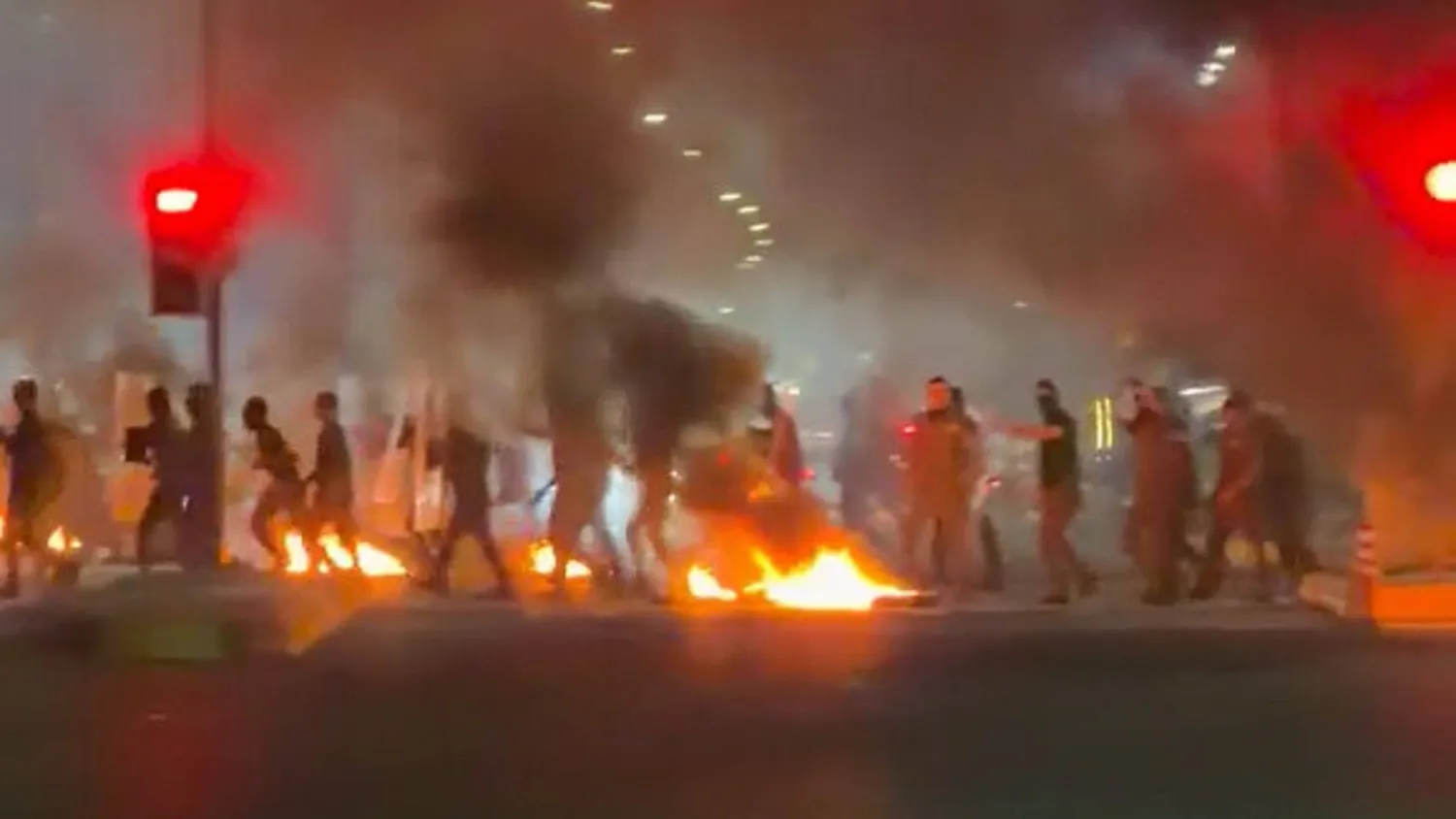 محتجون يشعلون النار في أحد شوارع الكوت جنوب بغداد احتجاجاً على نقص الكهرباء (مواقع تواصل)