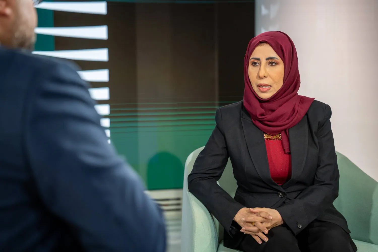 وزيرة الخارجية اليمنية أفراح الزوبة خلال حوار مع صحيفة «الشرق الأوسط»