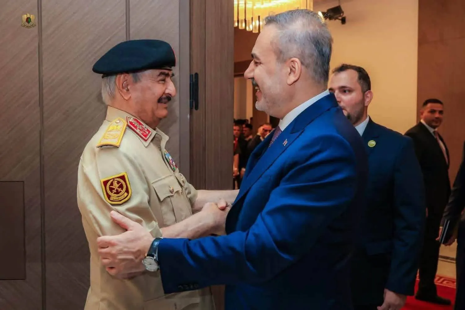 المشير خليفة حفتر ووزير الخارجية التركي هاكان فيدان خلال لقائهما في بنغازي الأربعاء (إعلام القيادة العامة)
