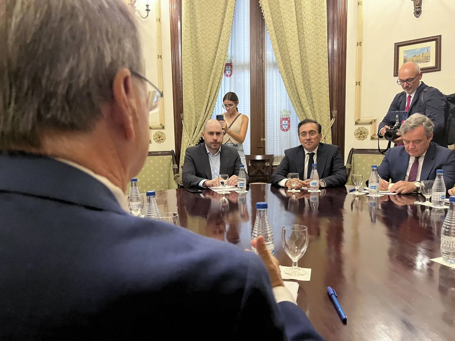 وزير خارجية إسبانيا خوسيه مانويل ألباريس خلال لقاء مع عدد من المسؤولين في سبتة لبحث أزمة المهاجرين (إ.ب.أ)