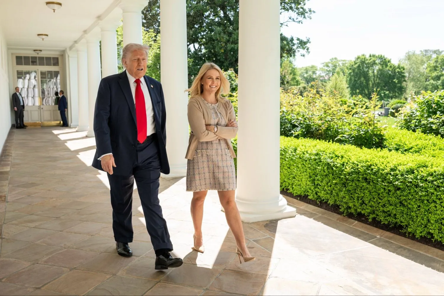الرئيس الأميركي دونالد ترمب والمتحدثة باسم البيت الأبيض كارولين ليفيت (حساب ليفيت على إكس)