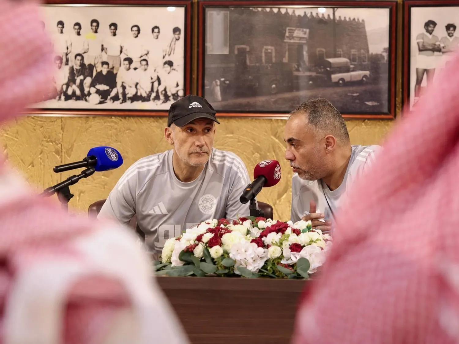 الإيطالي جيوفاني سوليناس، مدرب الفيصلي خلال المؤتمر الصحفي (نادي الفيصلي)