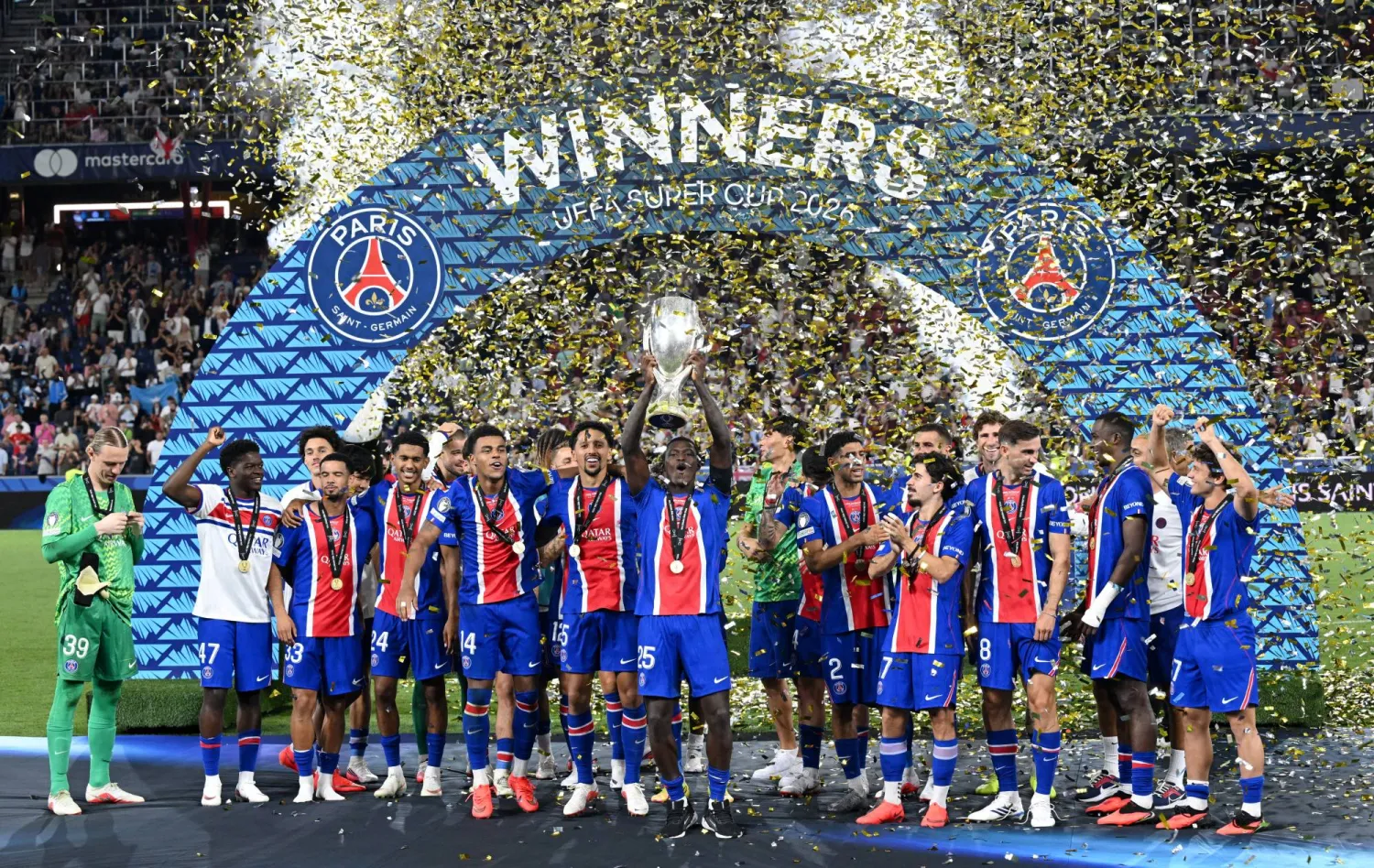 نونو مينديز يرفع كأس السوبر الأوروبي مع لاعبي باريس سان جيرمان (رويترز)
