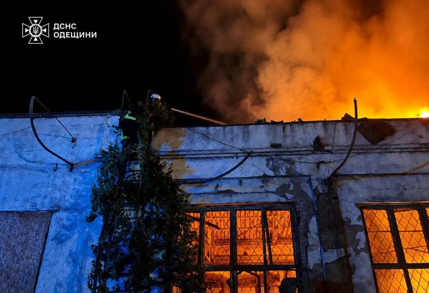 Odessa bölgesindeki İzmail kasabasında Rus İHA’larının saldırılarında bombalanan bir liman kompleksi, (Arşiv-Reuters)