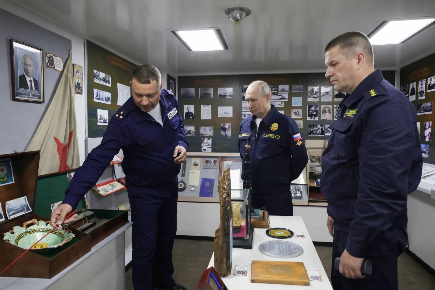  Russian President Vladimir Putin (C), accompanied by Pacific Fleet Commander-in-Chief Admiral Viktor Liina, visits the Guards missile cruiser Varyag during the final stage of the Pacific Fleet's exercises off the coast of Sakhalin region, Russia, 12 August 2026.  EPA/GAVRIIL GRIGOROV KREMLIN / POOL MANDATORY CREDIT