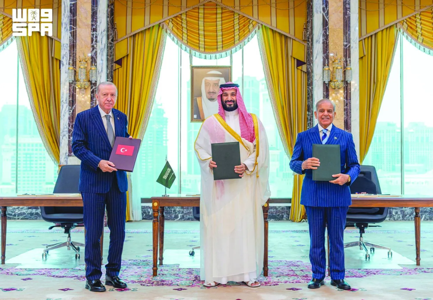 الأمير محمد بن سلمان يتوسَّط الرئيس إردوغان ورئيس الوزراء الباكستاني شهباز شريف بعد توقيع «اتفاقية مكة للدفاع المشترك» (واس)
