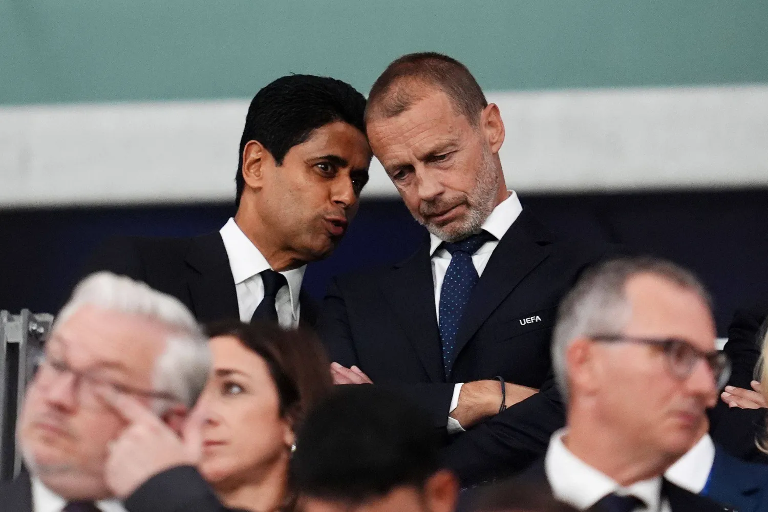 ناصر الخليفي يتحدث مع ألكسندر تسيفرين رئيس الاتحاد الأوروبي لكرة القدم «يويفا» خلال نهائي كأس السوبر الأوروبي (د.ب.أ)