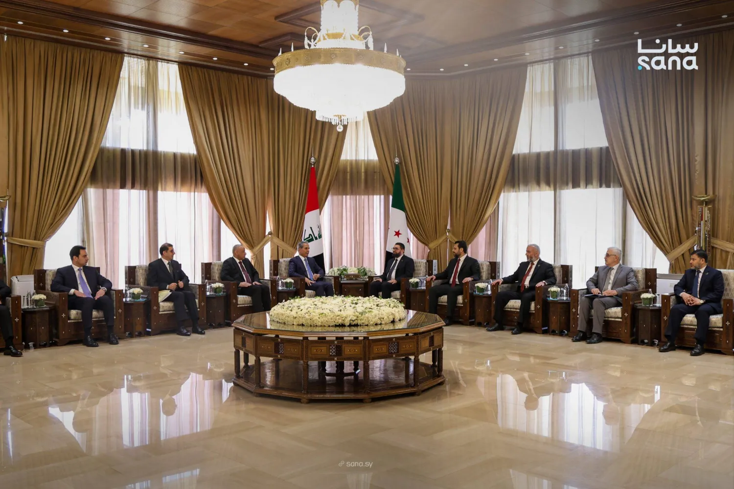 مع رئيس مجلس القضاء الأعلى العراقي القاضي فائق زيدان والوفد المرافق له في قصر تشرين بدمشق بحضور وزير العدل السوري مظهر الويس (وزارة العدل)