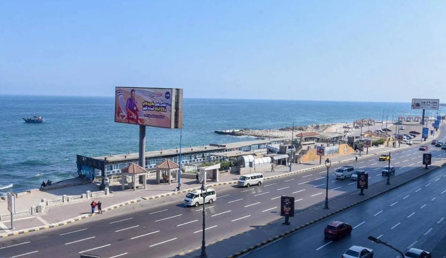 كورنيش الإسكندرية يضم عشرات المنشآت التي تحجب رؤية البحر (محافظة الإسكندرية)