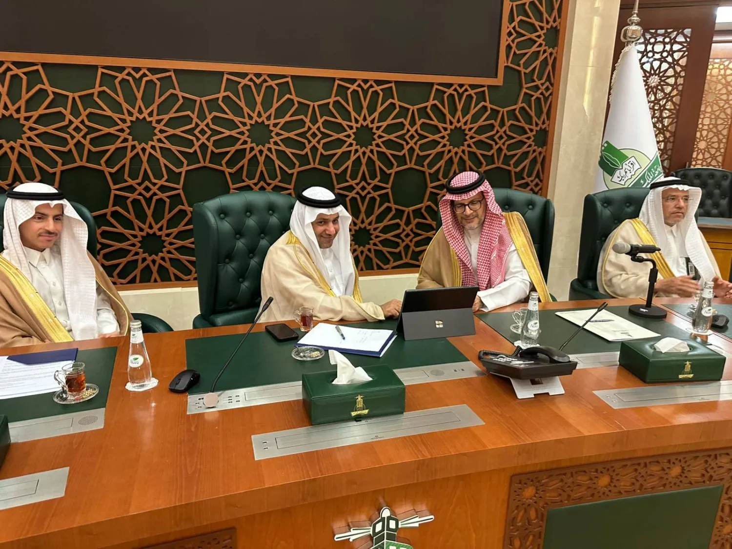 تقوم البرامج على مناهج متخصصة وشاملة في الإدارة الهندسة والتخطيط والصيانة لأحدث منظومات النقل الصديقة للبيئة