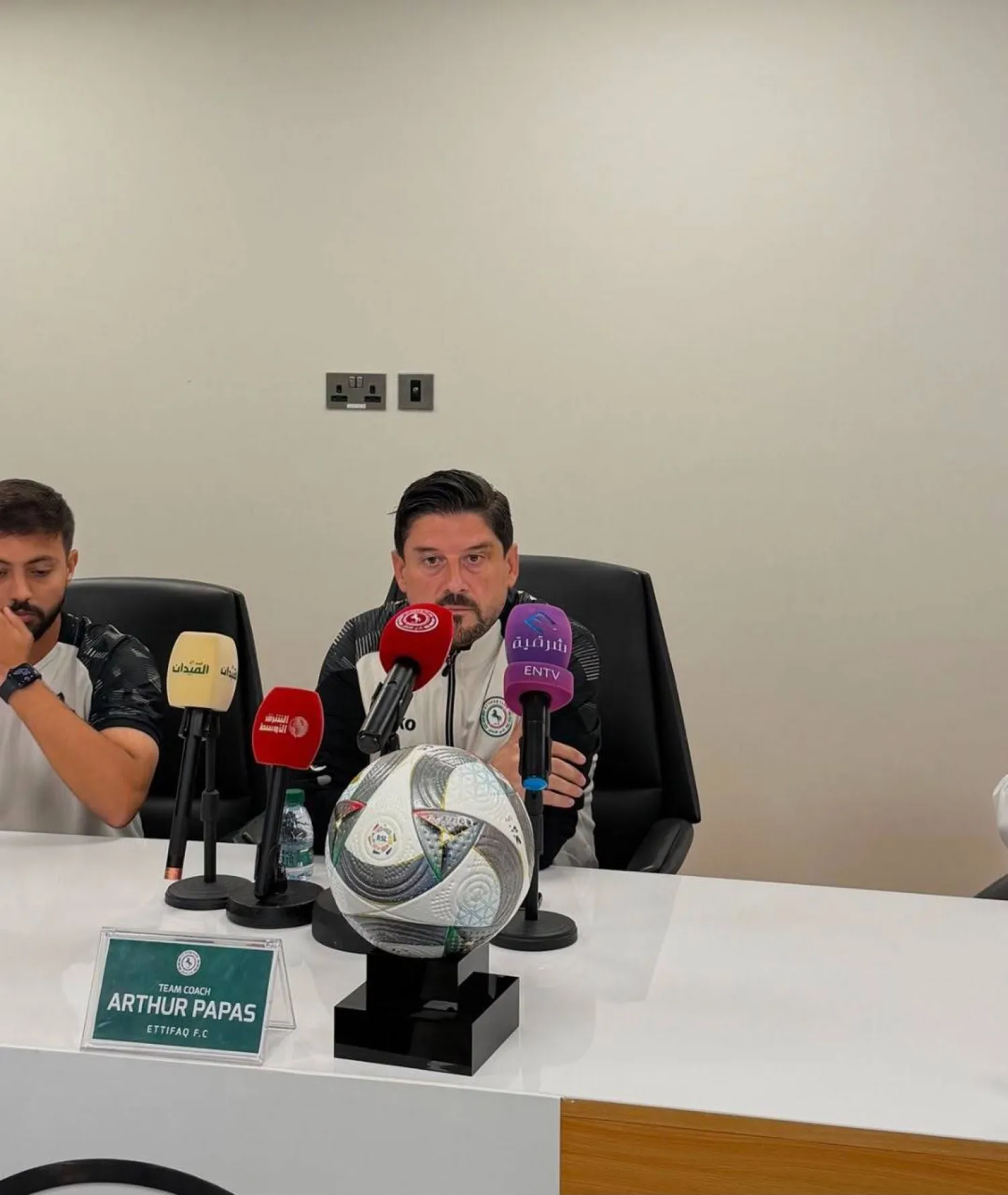 الأسترالي آرثر باباس المدير الفني لفريق الاتفاق خلال المؤتمر الصحافي الذي يسبق مواجهة الرياض (الشرق الأوسط)