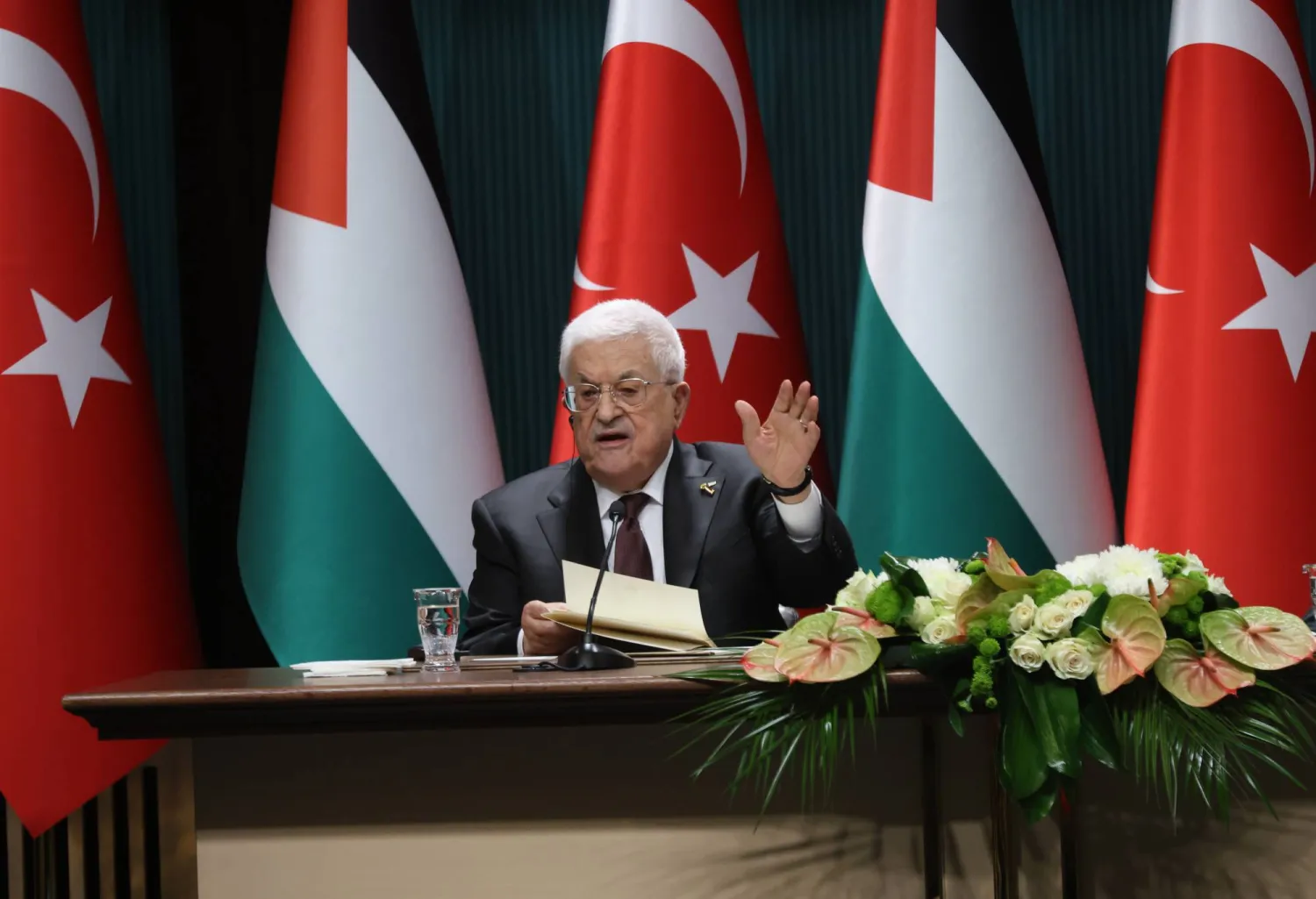 الرئيس الفلسطيني محمود عباس خلال مؤتمر صحافي في أنقرة يوم الأربعاء (إ.ب.أ)