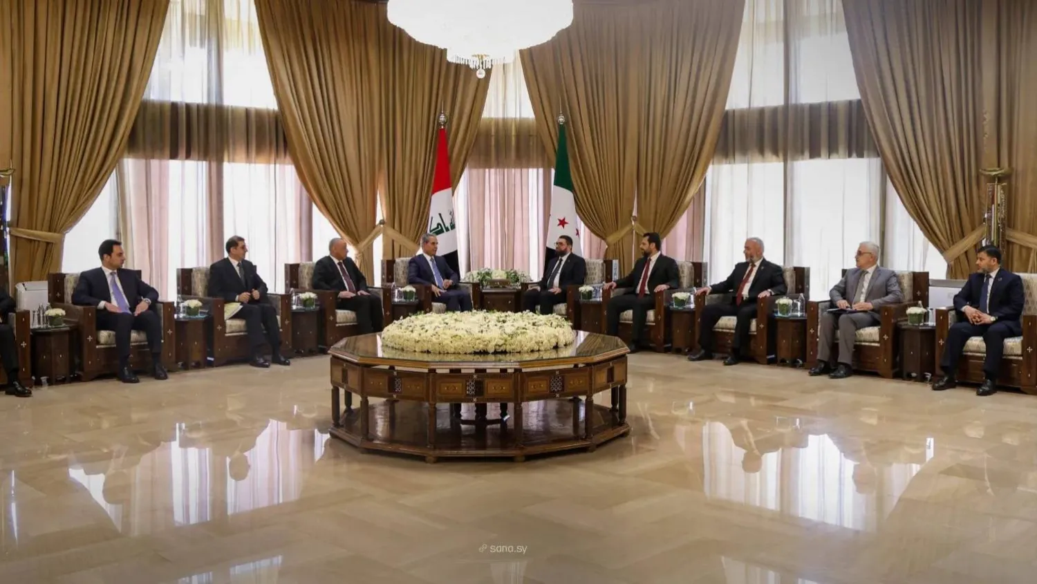Iraq’s Supreme Judicial Council President Judge Faiq Zidan and his accompanying delegation at Tishreen Palace in Damascus, with Syrian Justice Minister Mazhar al-Wais in attendance. (SANA/Justice Ministry)