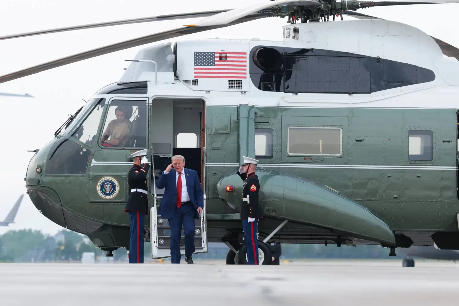 ABD Başkanı Donald Trump, Cleveland, Ohio'da Marine One helikopterinden iniyor (Reuters)