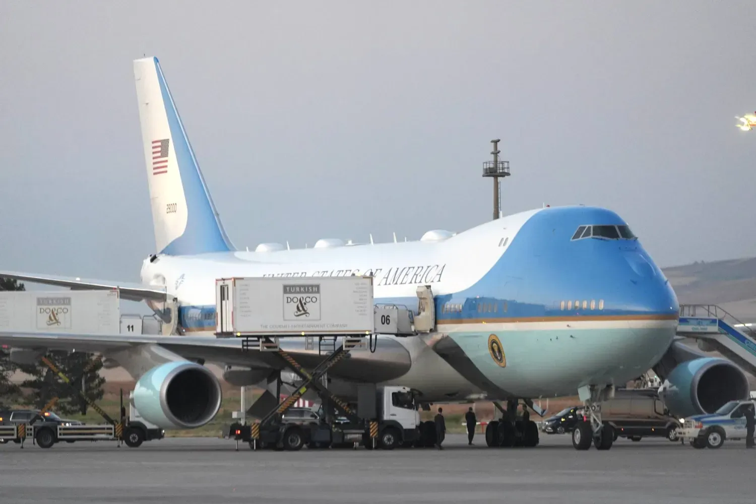ABD Başkanı Donald Trump’ın 8 Temmuz’da İngiltere’ye hareketi öncesinde Türkiye’deki Ankara Uluslararası Havalimanı’nda başkanlık uçağı Air Force One’ın yanında yemek taşıma aracı (AP)