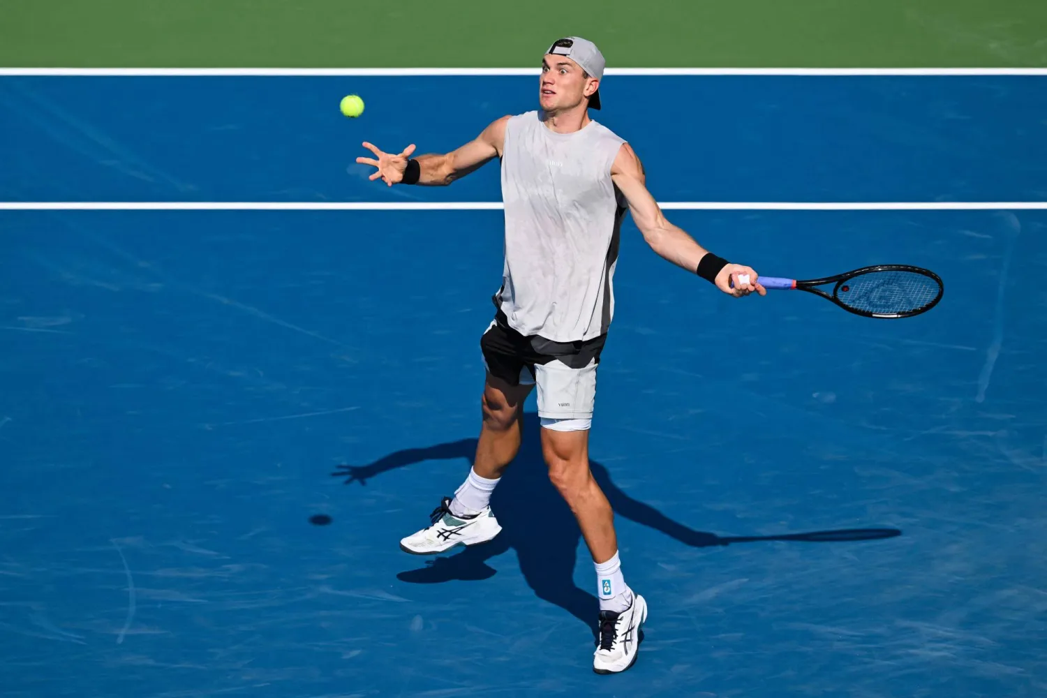 MONTREAL, CANADA - AUGUST 04: Jack Draper of Great Britain plays a forehand against Terence Atmane of France during their singles first round match on day three of the ATP 1000 National Bank Open presented by Rogers at Stade IGA on August 4, 2026 in Montreal, Quebec, Canada.   Minas Panagiotakis/Getty Images/AFP (Photo by Minas Panagiotakis / GETTY IMAGES NORTH AMERICA / Getty Images via AFP)