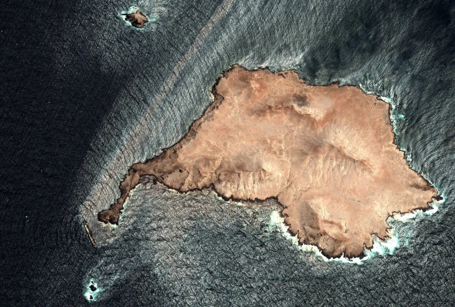 A satellite image shows the damaged vessel Caroline Bezengi and an oil slick off the Hallaniyat Islands, off the coast of Dhofar Governorate, Oman, August 5, 2026. Pléiades. CNES 2026, Distribution Airbus DS/Handout via REUTERS  