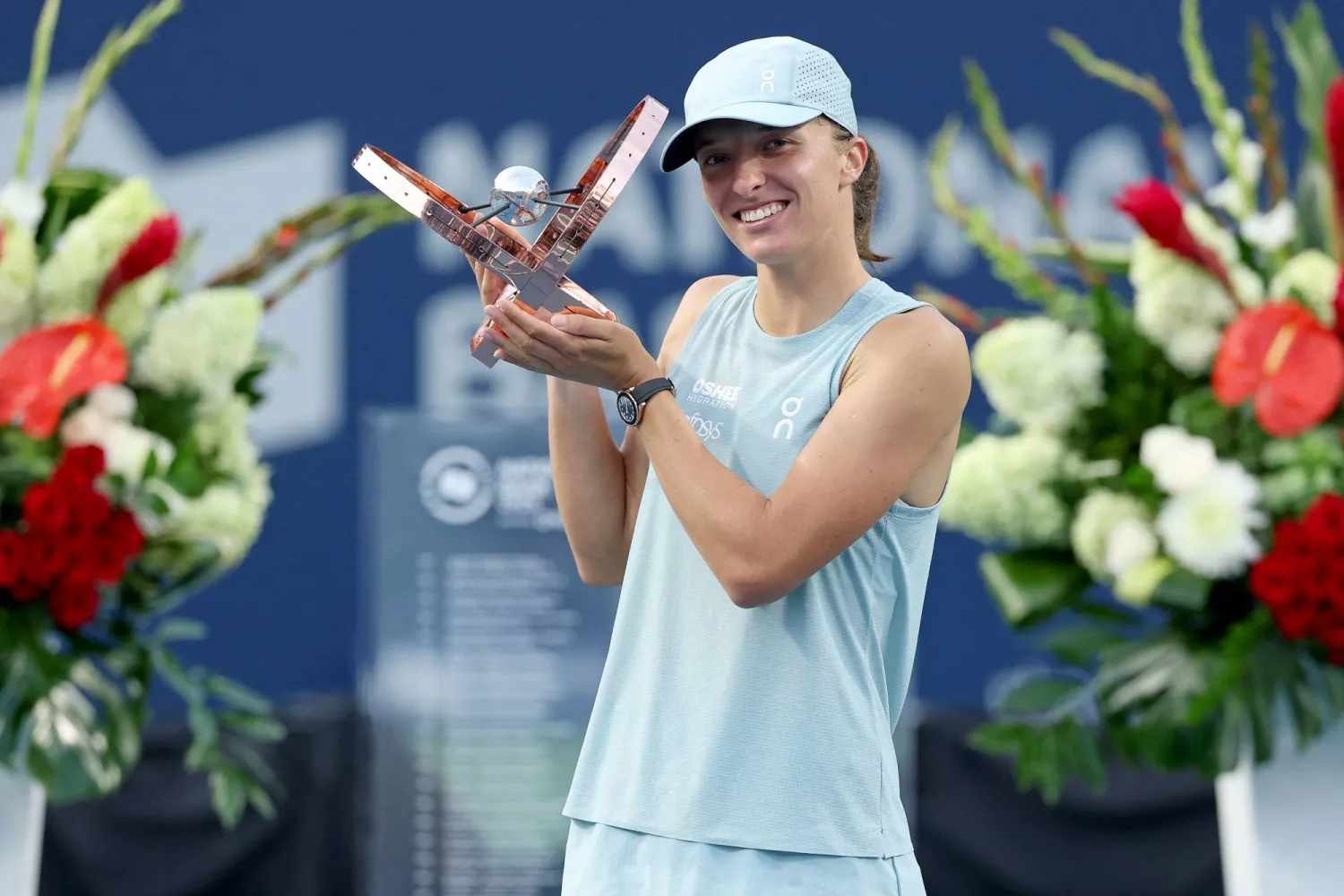TORONTO, ONTARIO - AUGUST 13: Iga Swiatek of Poland poses with the trophy after defeating Elena Rybaina of Kazakhstan during the Final on day twelve of the National Bank Open Presented by Rogers at Sobeys Stadium on August 13, 2026 in Toronto, Ontario.   Matthew Stockman/Getty Images/AFP 