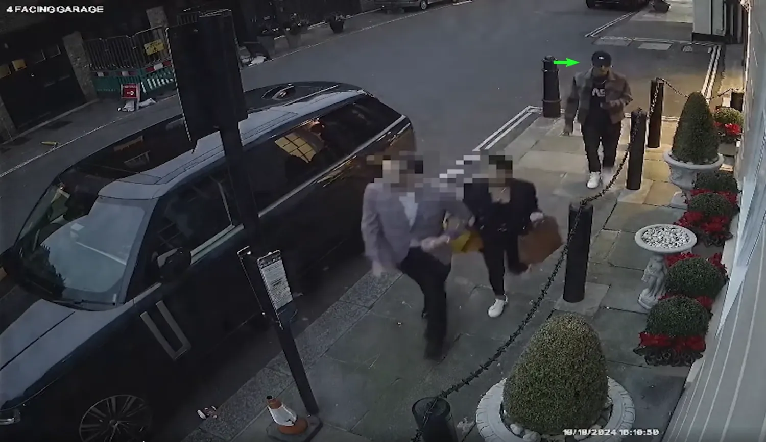 صورة من فيديو التقطته كاميرات المراقبة ووزّعته شرطة لندن لمحاولة سرقة ساعة فاخرة في منطقة مايفير بلندن في أكتوبر 2024